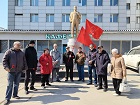 Коммунисты Дзержинского района возложили цветы к памятнику В.И. Ленина