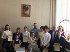 Депутат Яков Новоселов вручил именные стипендии отличившимся ученикам