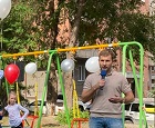 Сергей Кальченко помог жителям стоквартирного дома обрезать аварийные деревья и установить детскую площадку