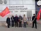 Заельцовские коммунисты возложили цветы к памятнику Ленину приборостроительного завода