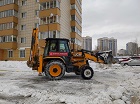 Виталий Быков и Николай Машкарин помогают в уборке снега в Дзержинском районе