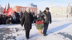 Суровые морозы не помешали новосибирцам принести цветы к памятнику Ленина