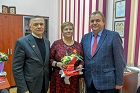 Коммунисты поздравили директора библиотеки имени Толстого с юбилеем