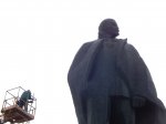 Новосибирские коммунисты помыли скульптурный комплекс на площади Ленина