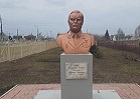 В Новосибирске отреставрированный бюст Героя Советского Союза вернулся на прежнее место