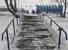 Безопасность превыше всего. Депутат Виталий Быков помог расчистить лестницу на остановке общественного транспорта