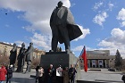 День рождения Великого Вождя: Новосибирцы возложили красные гвоздики к памятнику Ленину