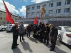 Коммунисты Дзержинского района возложили цветы к памятнику В.И. Ленина
