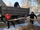 Виталий Быков организовал вывоз спиленных деревьев на улице Доватора
