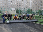 На округе депутата горсовета Павла Горшкова на спортплощадке уложили покрытие из искусственной травы