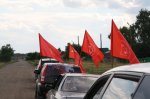 «Красные» в Ордынке: участники автопробега КПРФ провели награждение «Детей войны»