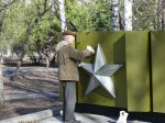 Коммунисты Ленинского района провели субботник на Монументе Славы