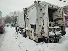 Депутат Георгий Андреев помогает жителям округа эвакуировать брошенный мусоровоз