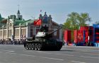 Парад Победы в Новосибирске возглавил легендарный танк T-34 (фоторепортаж)