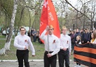 Виталий Саликов вручил копию Знамени Победы учащимся колледжа питания