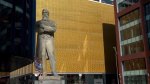 «Призрак коммунизма бродит по Европе»: Фил Коллинз привез памятник Энгельсу в Манчестер (ВИДЕО)