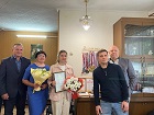 Павел Горшков вручил благодарственное письмо жительнице Первомайского района