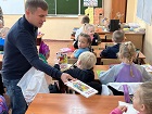 Павел Горшков вручил подарки первоклассникам №142 школы