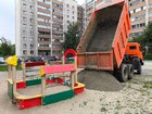 Детям в радость: дзержинские коммунисты завезли песок для детских площадок