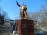 Калининский район: Памятник Ленину засиял новыми красками