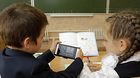 Роспотребнадзор предложил ограничить использование телефонов в школе