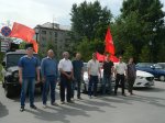 Коммунисты провезли Знамя Победы по улицам Новосибирска