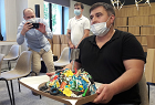 5 лет мусорной реформы: Роман Яковлев вручил торт в виде свалки представителям группы «ВИС»