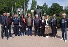 Памятник Иосифу Кобзону и Аллею ангелов посетили новосибирские коммунисты в Донецке