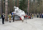Заельцовские коммунисты почтили память умерших от ран в госпиталях воинов Великой Отечественной войны