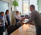 Депутат Яков Новоселов вручил награды отличившимся ученикам