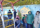 Антон Бурмистров помог благоустроить детскую площадку в частном секторе ОбьГЭСа