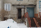 Сирота, живущий в «падающем доме» Татарска, записал обращение в администрацию президента