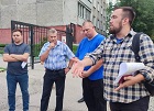Георгий Андреев помогает жителям улицы Лежена демонтировать металлические гаражи