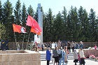 Коммунисты подарили детям Колывани 120 советских флагов в День Победы