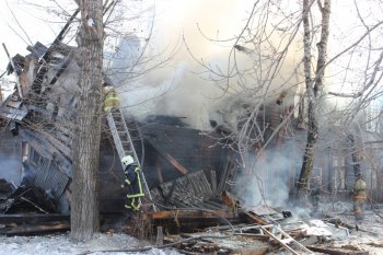 В Новосибирске в результате взрыва бытового газа сгорел ветхий дом на Никитина
