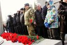 Сотни новосибирцев возложили цветы к Монументу Славы 