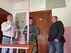 Депутаты Яков Новоселов и Александр Бурмистров помогают жителям решить вопрос с некачественным ремонтом крыши дома