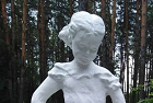 Павел Горшков помог восстановить разрушенную скульптуру «Девочка Таня» в Первомайском районе 
