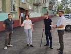 Депутаты Виталий Быков и Николай Машкарин исполнили наказ по ремонту асфальта у жилого дома