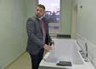 Виталий Быков подарил больнице № 2 современную ванну для маломобильных граждан