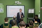 Анатолий Локоть провел урок мужества для школьников в День героев Отечества