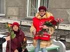 Руководитель регионального отделения «ВЖС — Надежда России» Оксана Корякина организовала раздачу цветов в День Матери