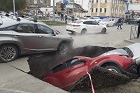 В центре Новосибирска две машины провалились под асфальт