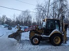 Депутаты Заксобрания региона Виталия Быков и Николай Машкарин помогают очистить округ от снега