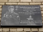 Анатолий Локоть торжественно открыл мемориальную доску памяти Камиля Хабибназарова на фасаде школы №24