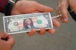 Более 200 человек раскидали доллары по центру Новосибирска 