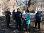 Коммунисты Ленинского района очистили сквер Гагарина от мусора