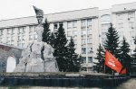 «Бой с пылью»: Коммунисты привели в порядок сквер Героев Революции (фоторепортаж)