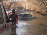 На размытой дороге в Бердске утонул автомобиль